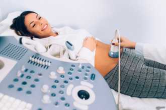 Dra. Thaline Neves orienta sobre os cuidados essenciais antes do ultrassom para garantir imagens mais precisas.