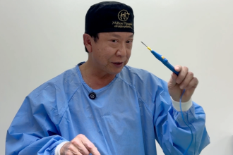 Dr. Milton Seigi Hayashi orienta pais sobre os cuidados e possíveis complicações da otoplastia infantil.
