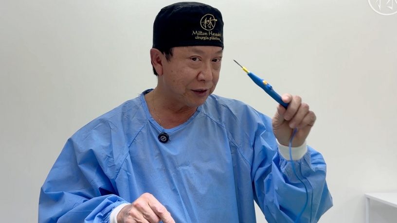 Dr. Milton Seigi Hayashi orienta pais sobre os cuidados e possíveis complicações da otoplastia infantil.