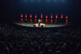 A energia de Gio Lisboa toma conta de Belo Horizonte com Fora da Plateia em produção exclusiva da Non Stop. (Créditos: Clara Lins)