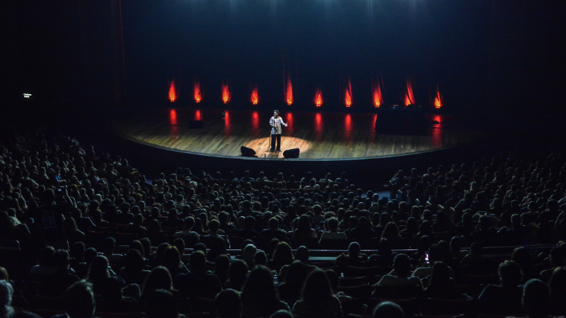 A energia de Gio Lisboa toma conta de Belo Horizonte com Fora da Plateia em produção exclusiva da Non Stop. (Créditos: Clara Lins)