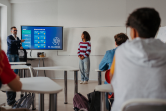 Projetos educacionais inovadores ganham força com um programa de robótica bem planejado por Gustavo Morceli.