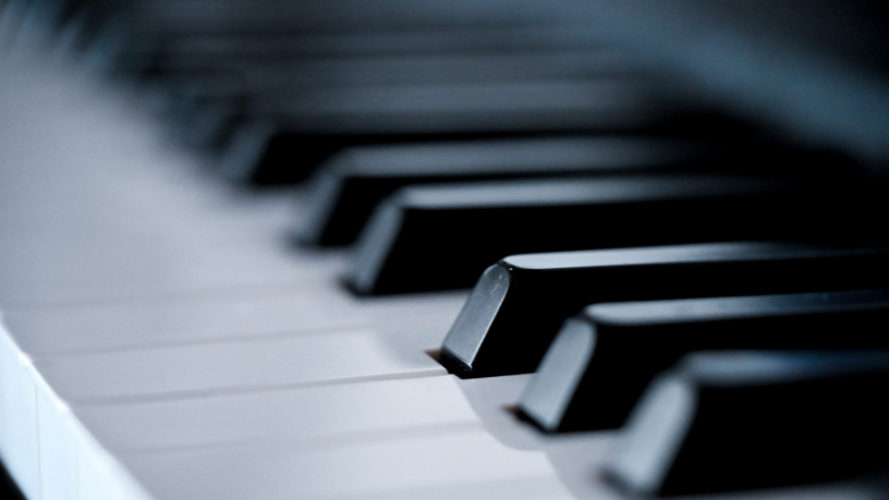 A prática musical desenvolve paciência e atenção, qualidades essenciais à atuação profissional, afirma Hebron Costa Cruz de Oliveira.