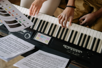 O piano e o foco profundo revelam como disciplina e precisão impactam a vida profissional, conforme reflete Hebron Costa Cruz de Oliveira.