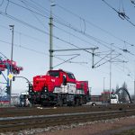 Trem de carga e guindastes em um terminal ferroviário de um porto.