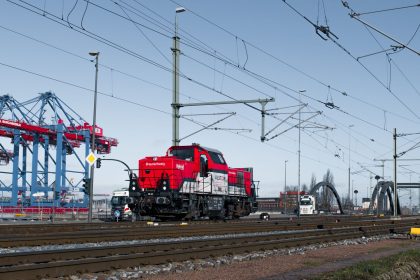 Trem de carga e guindastes em um terminal ferroviário de um porto.